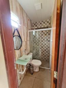 Un baño pequeño con inodoro y lavabo. en Flat à beira-mar na praia de Antunes, en Maragogi