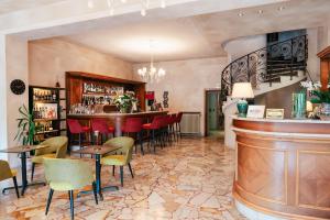 Lounge nebo bar v ubytování Hotel Eden Salò