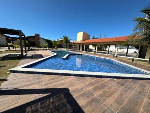 a swimming pool in the middle of a courtyard at Portal do Mar-Casa 01 in Luis Correia