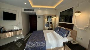 una stanza d'albergo con un letto e un telefono di AYDINLI HOTEL ad Amasya
