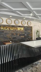 una stanza con orologi su una parete con una vasca di AYDINLI HOTEL ad Amasya