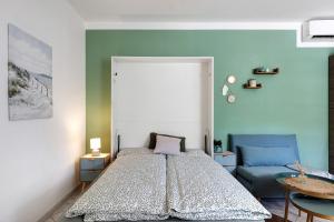 デセンツァーノ・デル・ガルダにあるIl Sire - Casa Vacanzaのベッドと青いソファのある寝室