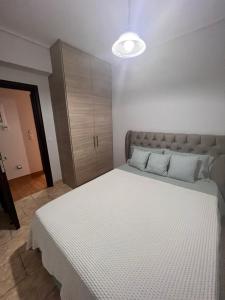 A bed or beds in a room at KONTIS' Luxury Detached house near the sea