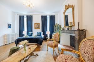 a living room with a bed and a fireplace at LA SUITE de NOTRE DAME au pied du CHATEAU FORT in Sedan