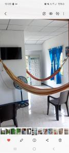 蒙波斯La casa del viajero Apartamento independiente Mompox的一个带椅子和电视的吊床