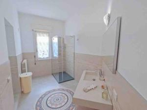 Koupelna v ubytování Appartamento grazioso con parcheggio privato + 15 fotografií