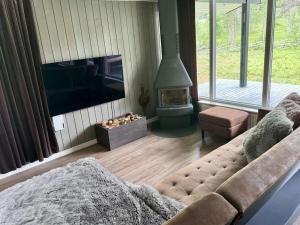 TV a/nebo společenská místnost v ubytování Semester i Lindvallen med det extra