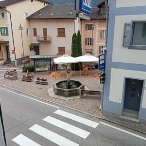 a courtyard with a fountain in the middle of a street at Ca' Stravaganza in Bieno