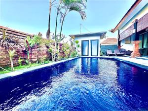 een zwembad voor een huis bij Gecko Villa in Lovina