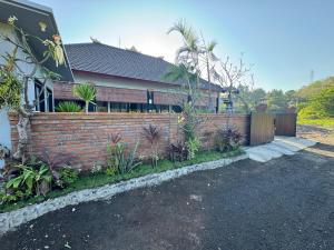 een bakstenen hek voor een huis bij Gecko Villa in Lovina
