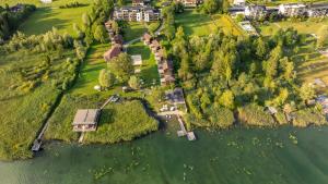 widok z powietrza na dom na wyspie w wodzie w obiekcie Lake Resort Pressegger See w mieście Hermagor