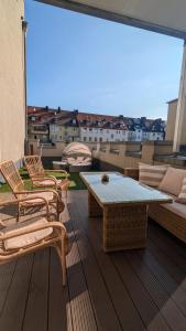 eine Terrasse mit Stühlen und einem Tisch auf dem Dach in der Unterkunft Imposante Whg - Zentral - Dachterrasse - Parken - Aufzug in Hagen