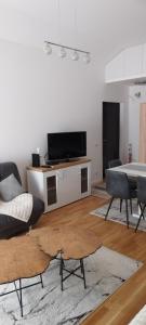 TV a/nebo společenská místnost v ubytování apartman Elena