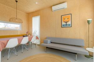 a dining room with a bench and a table at Rokovoko - Ecohuisjes Terschelling in Midsland