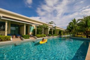 Bazén v ubytování CRAFT Resort & Villas, Phuket Town nebo v jeho okolí