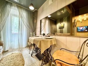 a dining room with a table and a mirror at ApartPoltava Французький шик у центрі Полтави, 4 спальних місця, Корпусний парк in Poltava +12 photos