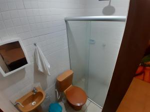 une salle de bain avec toilettes et lavabo dans l'établissement SUITE 502 - Casa Astral - Praia da Pipa, à Pipa