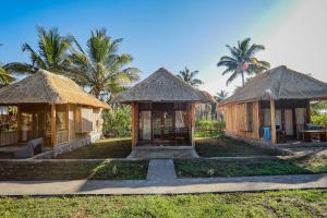 BayanRinjani Eco Villa Senaru的一组棕榈树小屋