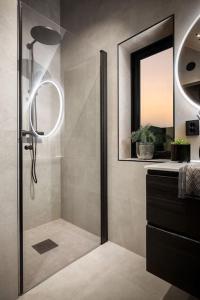 una ducha con puerta de cristal en un baño en Villa Bella, en Lorenskog