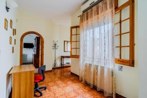 an office with a desk and a chair in a room at Appartamento Maria a Racale in Racale