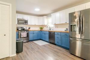 GahannaにあるPrivate Ranch- Entire Home - Hot Tub - Pets & Kids Welcome - King Bed - Fenced Backyard - Free WiFiのキッチン(青いキャビネット、ステンレス製の冷蔵庫付)