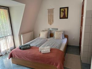 sypialnia z łóżkiem z 2 poduszkami w obiekcie Villa Renata w Zalakaros