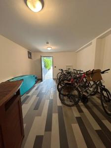 Jazda na bicykli v okolí ubytovania Villa Valsavia-apartment Monsena with pool and SPA