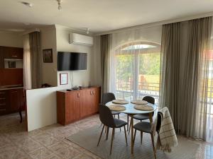 kuchnia i jadalnia ze stołem i krzesłami w obiekcie Villa Renata w Zalakaros