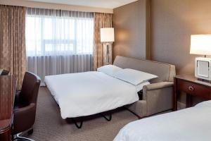 Postel nebo postele na pokoji v ubytování Sheraton Cavalier Calgary Hotel