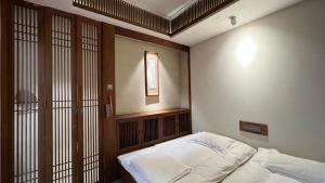 Postel nebo postele na pokoji v ubytování 嵩山居-丽晶精品民宿