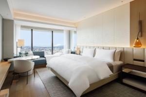 Postel nebo postele na pokoji v ubytování The Westin Yokohama