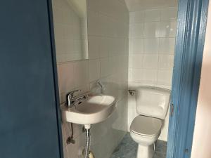 マンサナレス・エル・レアルにあるLa Casa De La Pedrizaの洗面台とトイレ付きのバスルーム +26枚の写真