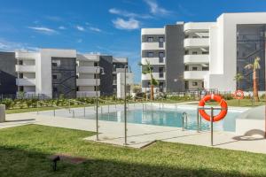 una piscina con edificios de fondo en ViVi Homes - Levalin Wellness, Pool & Terrace, en Fuengirola