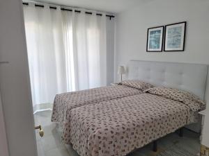 ネルハにあるVilla Lavandaのベッドルーム1室(ベッド1台、掛け布団付)