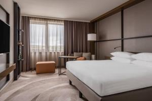 Postel nebo postele na pokoji v ubytování Stuttgart Marriott Hotel Sindelfingen