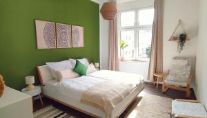 ein Schlafzimmer mit einem Bett und einer grünen Wand in der Unterkunft Imposante Whg - Zentral - Dachterrasse - Parken - Aufzug in Hagen
