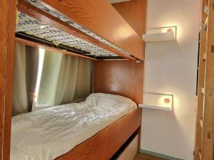 Łóżko lub łóżka w pokoju w obiekcie Studio cosy face aux pistes avec balcon à Aime 2000 - FR-1-455-226
