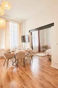 ein Wohnzimmer mit Esstisch und Stühlen in der Unterkunft OLIVE Apartments - Terrasse - Zentral in Hannover