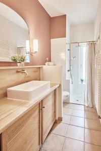 ein Badezimmer mit Waschbecken, Dusche und Toilette in der Unterkunft OLIVE Apartments - Terrasse - Zentral in Hannover