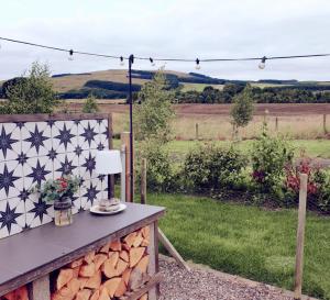 Vrt ispred objekta Romantic Rural Lodge - Private Outdoor Kitchen & Cosy Covered Lounge - Perth and Kinross - Hot Tub not included
