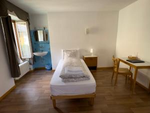 Postel nebo postele na pokoji v ubytování Hotel Des Alpes - Restaurant & Pizzeria
