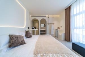 Una cama o camas en una habitación de Pingtan Tannanwan Hailanju Guesthouse