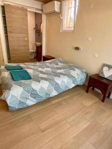 Postel nebo postele na pokoji v ubytování Chambre Le citronnier