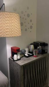 un tavolo con una lampada sopra di استديو بموقع مميز بدخـول ذاتي a Riyad