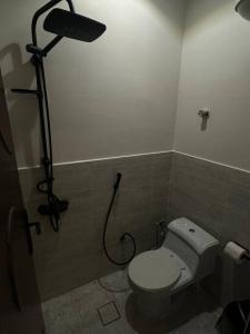 un piccolo bagno con wc e doccia di استديو بموقع مميز بدخـول ذاتي a Riyad Altre 11 foto