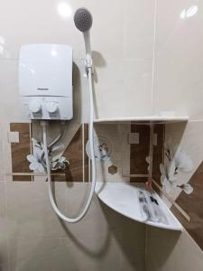 Kampong Batu MaungSunStar Hotel的墙上配有吹风机的浴室 更多20张照片