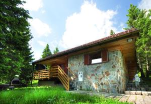 Cabaña de madera pequeña con porche y balcón en Holiday Home Cokla, en Zreče