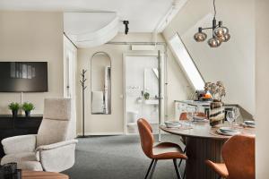 a kitchen and living room with a table and chairs at Smarthotel Oslo in Oslo