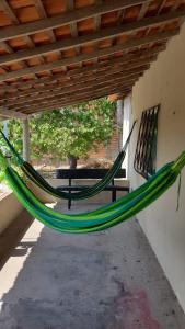 圣阿马鲁Hospedaria wislane的屋顶下悬挂的绿色吊床