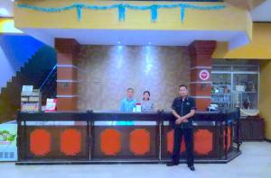 Bandung Permai Hotel Jember的员工